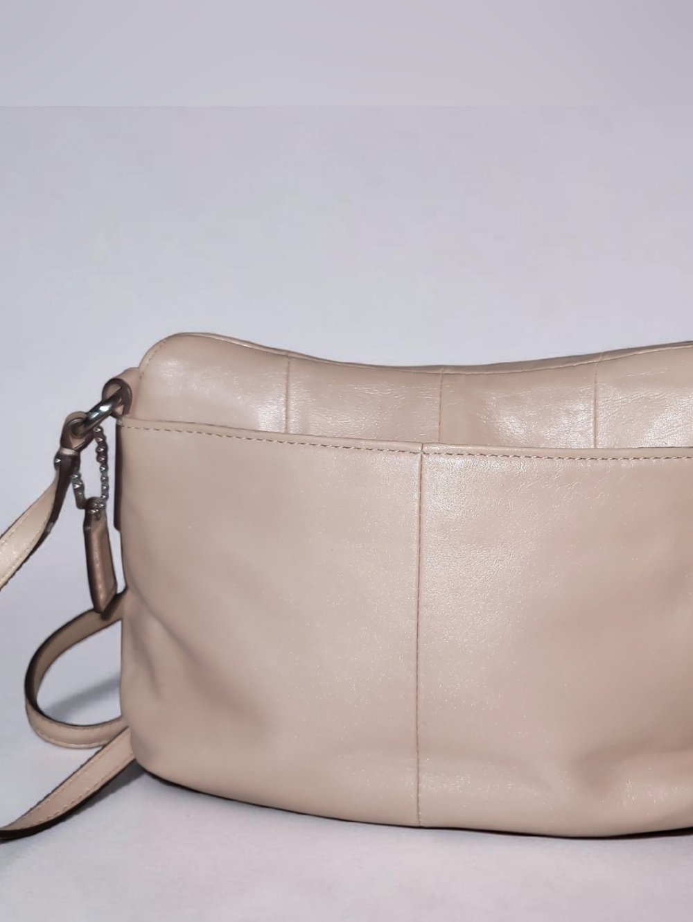 ✨ Rare VINTAGE Coach Soho Pearlescent Pink Leather Crossbody Flap Bag - EUC✨️ - Picture 3 of 8